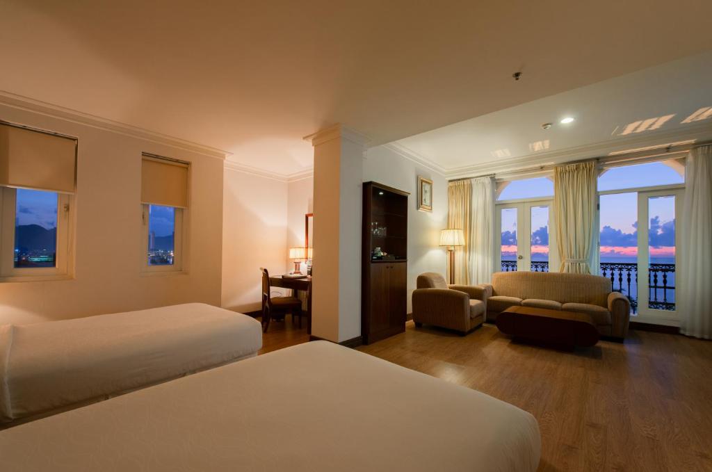 Двухместный (Клубный двухместный люкс с 2 отдельными кроватями и видом на океан) отеля Sunrise Nha Trang Beach Hotel & Spa, Нячанг