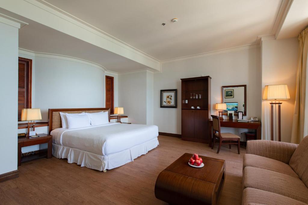 Двухместный (Клубный люкс с кроватью размера «king-size» и видом на океан) отеля Sunrise Nha Trang Beach Hotel & Spa, Нячанг