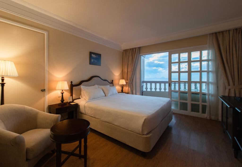 Двухместный (Номер «Премьер» с кроватью размера «king-size» и видом на океан) отеля Sunrise Nha Trang Beach Hotel & Spa, Нячанг