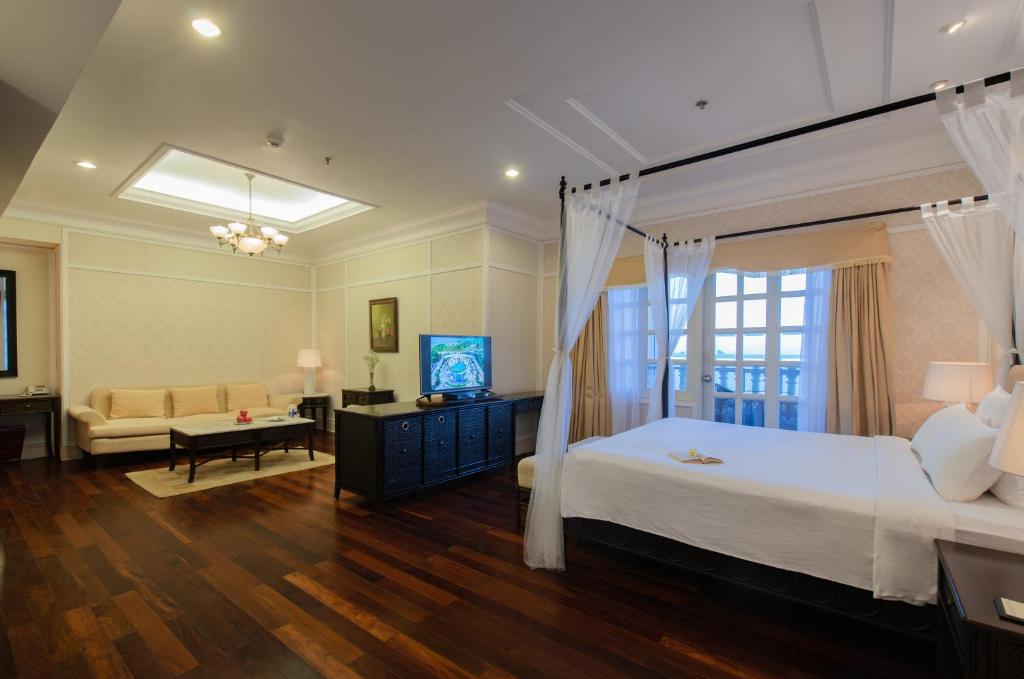 Семейный (Улучшенный семейный номер) отеля Sunrise Nha Trang Beach Hotel & Spa, Нячанг