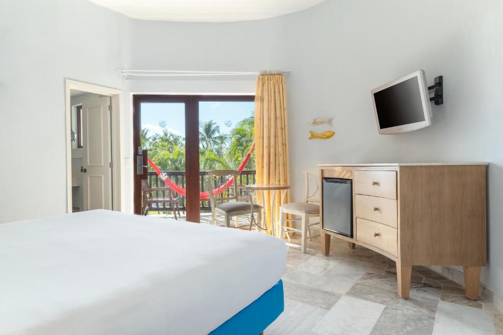 Одноместный (Двухместный номер с 1 кроватью рядом с бассейном (для 1 взрослого)) курортного отеля Iberostar Cozumel All Inclusive, Косумель