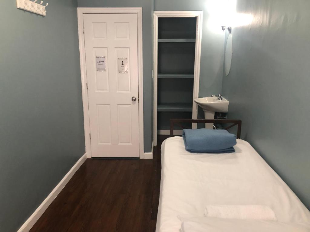 Номер (Кровать в общем двухместном номере для женщин) хостела Chelsea International Hostel, Нью-Йорк