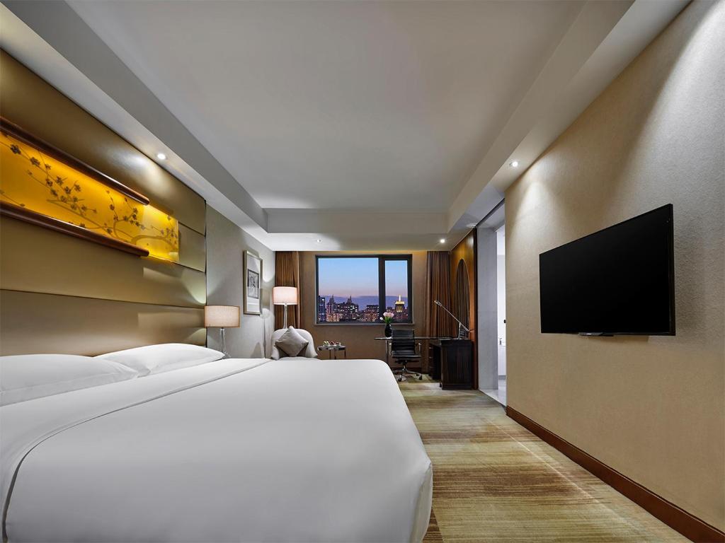 Двухместный (Представительский номер с кроватью размера «king-size») отеля Gehua New Century Hotel Beijing, Пекин