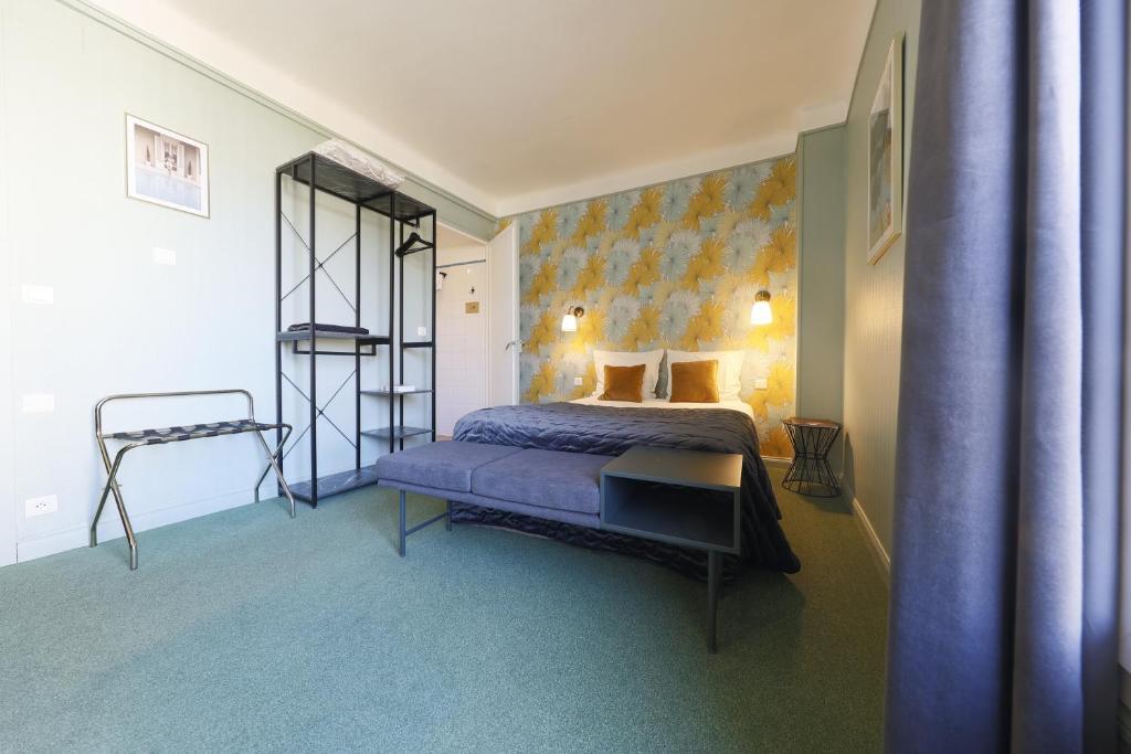 Двухместный (Улучшенный двухместный номер с 1 кроватью) отеля Hôtel Azur, Реймс