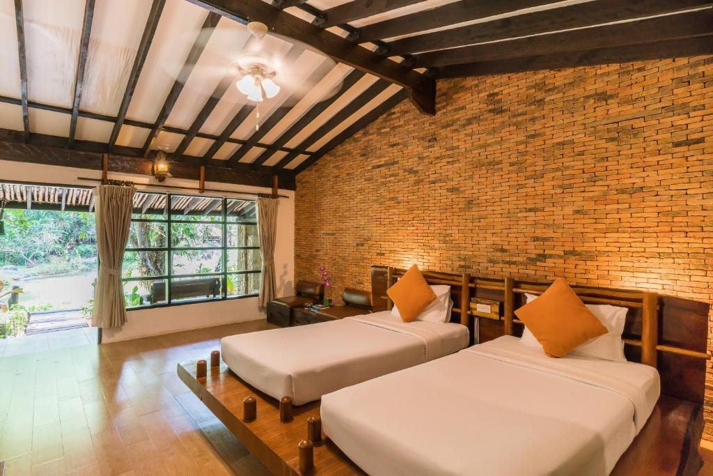 Двухместный (Улучшенный двухместный номер с 2 отдельными кроватями) курортного отеля Home Phutoey River Kwai Resort, Канчанабури