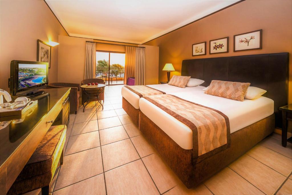 Двухместный (Улучшенный семейный номер с 2 отдельными кроватями и видом на море — Lamaya) курортного отеля Jaz Lamaya Resort, Корая-Бэй