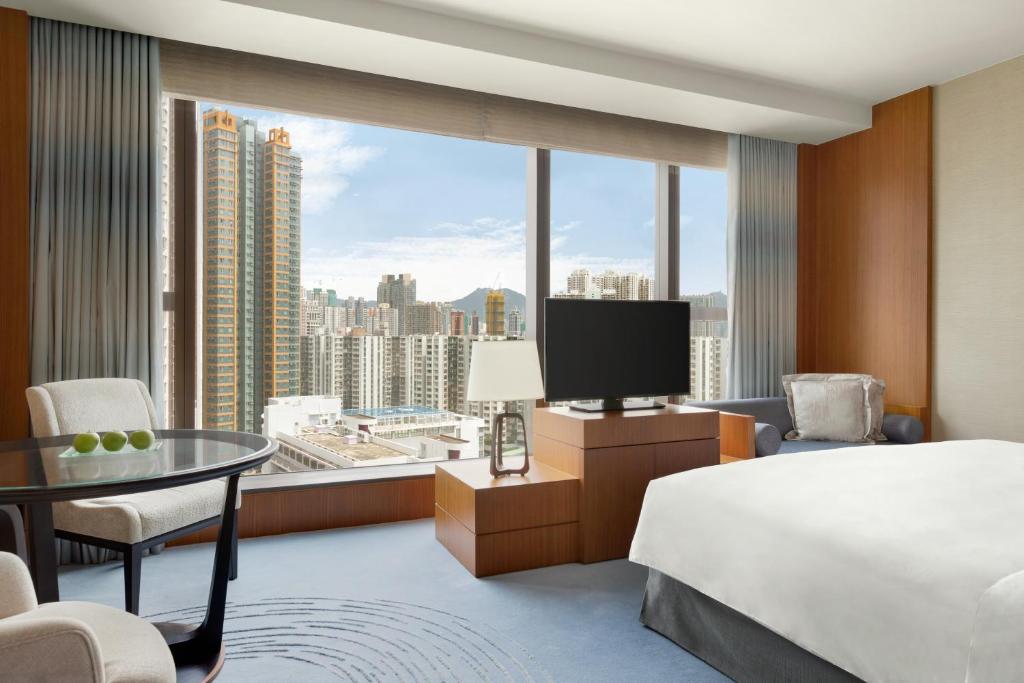 Двухместный (Номер «Премьер» с кроватью размера «king-size» и видом на город) отеля Kerry Hotel, Hong Kong, Гонконг (город)