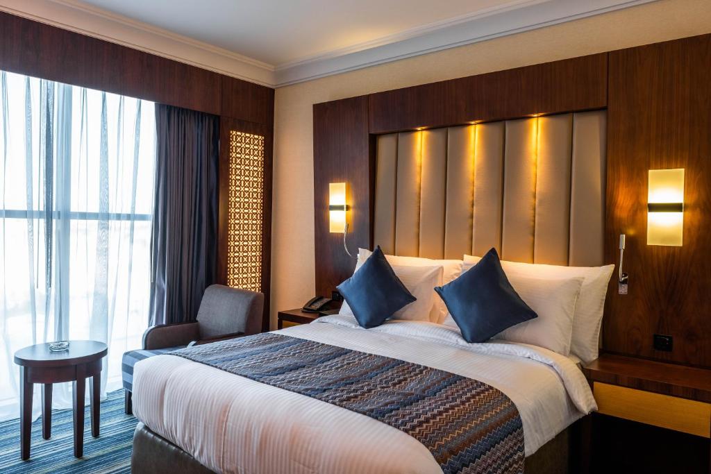 Двухместный (Улучшенный номер с кроватью размера «king-size») отеля Royal Tulip Muscat, Маскат