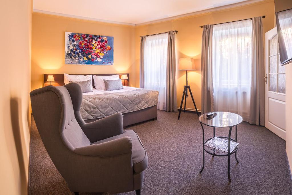 Двухместный (Улучшенный двухместный номер с 1 кроватью или 2 отдельными кроватями и дополнительной кроватью) отеля Salva, Литомержице