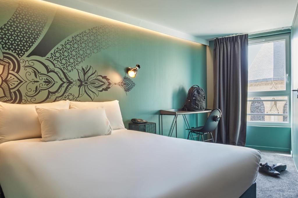 Трехместный (Standard Room with Double Bed and Sofabed) отеля Hôtel Sibour, Париж
