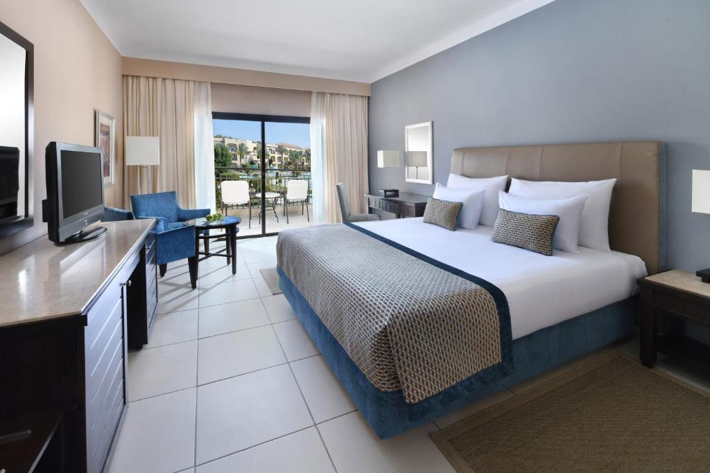 Трехместный (Улучшенный семейный номер с видом на бассейн и кроватью размера «queen-size») курортного отеля Джаз Аквамарин Резорт, Хургада