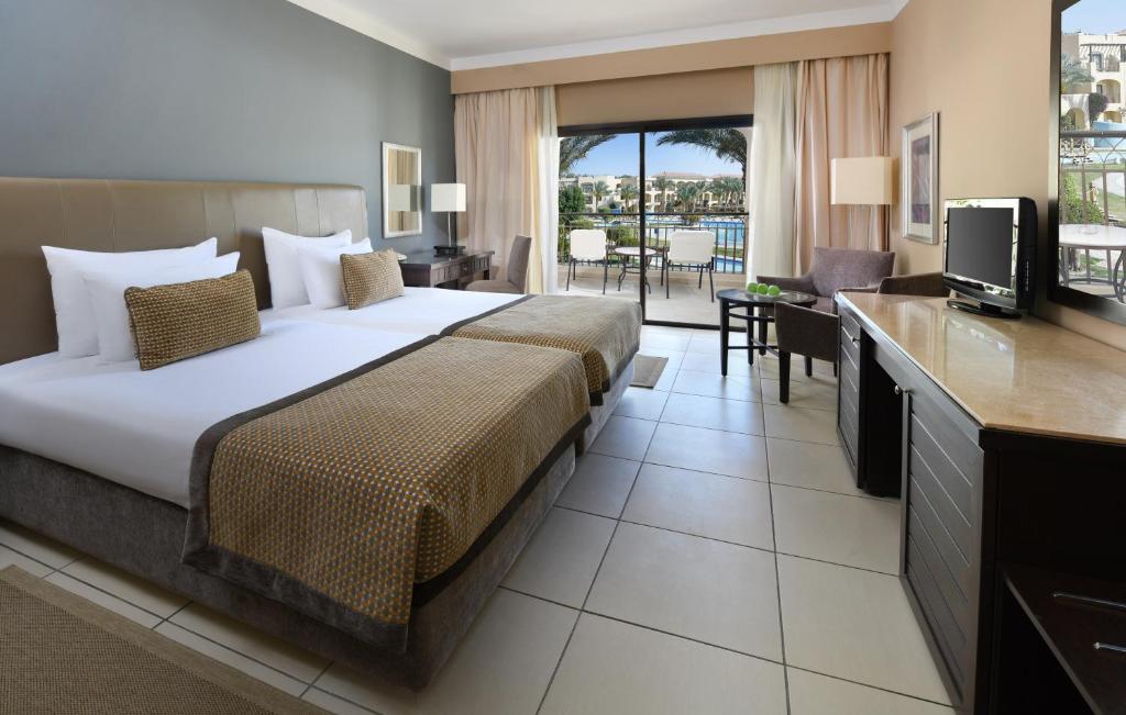 Двухместный (Стандартный двухместный номер с 2 отдельными кроватями и видом на бассейн) курортного отеля Джаз Аквамарин Резорт, Хургада