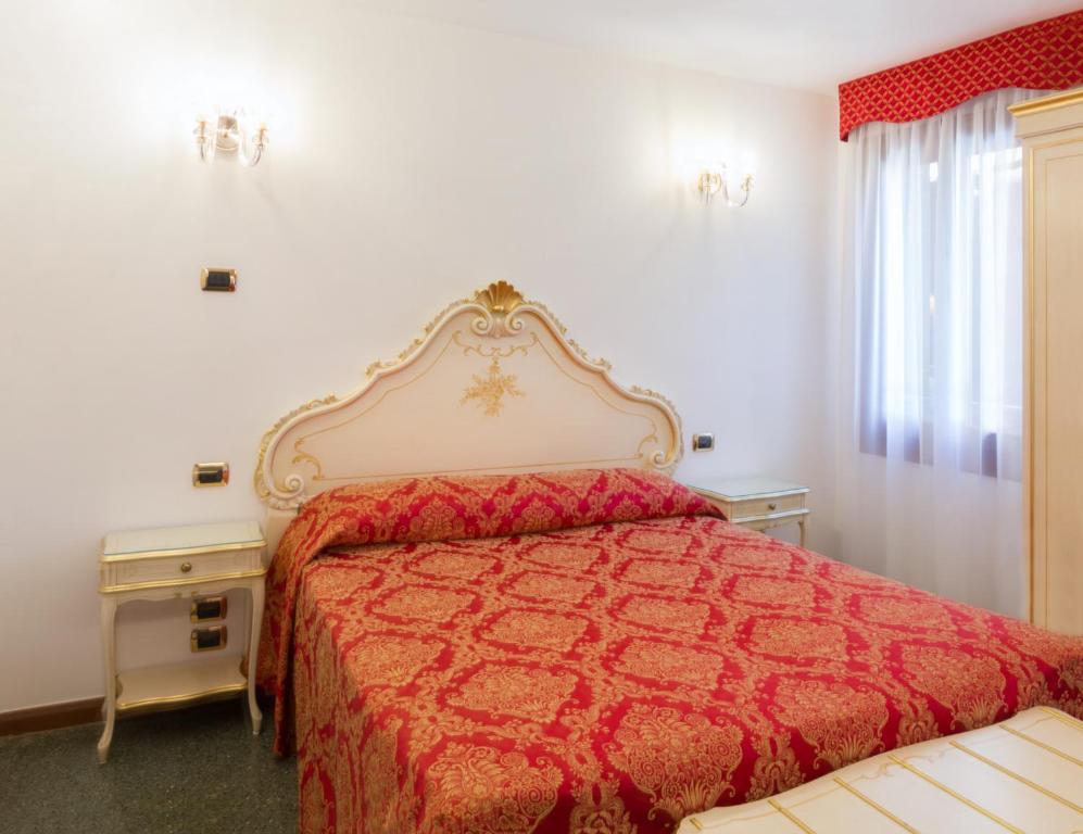 Двухместный (Улучшенный двухместный номер с 1 кроватью) отеля Hotel Leonardo, Венеция