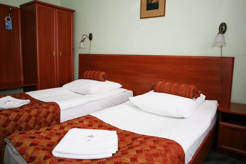 Двухместный (Небольшой двухместный номер с 2 отдельными кроватями) отеля Hotel Arkadia, Легница