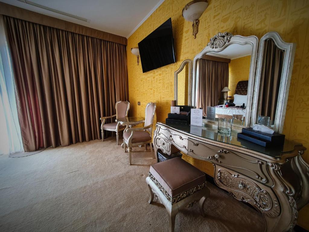 Двухместный (Номер Делюкс с кроватью размера «king-size») отеля Hotel Bavaria Blu, Мамая