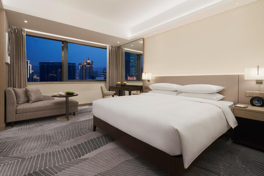 Двухместный (Клубный номер с кроватью размера «king-size») отеля Harbour Plaza Chongqing, Чунцин
