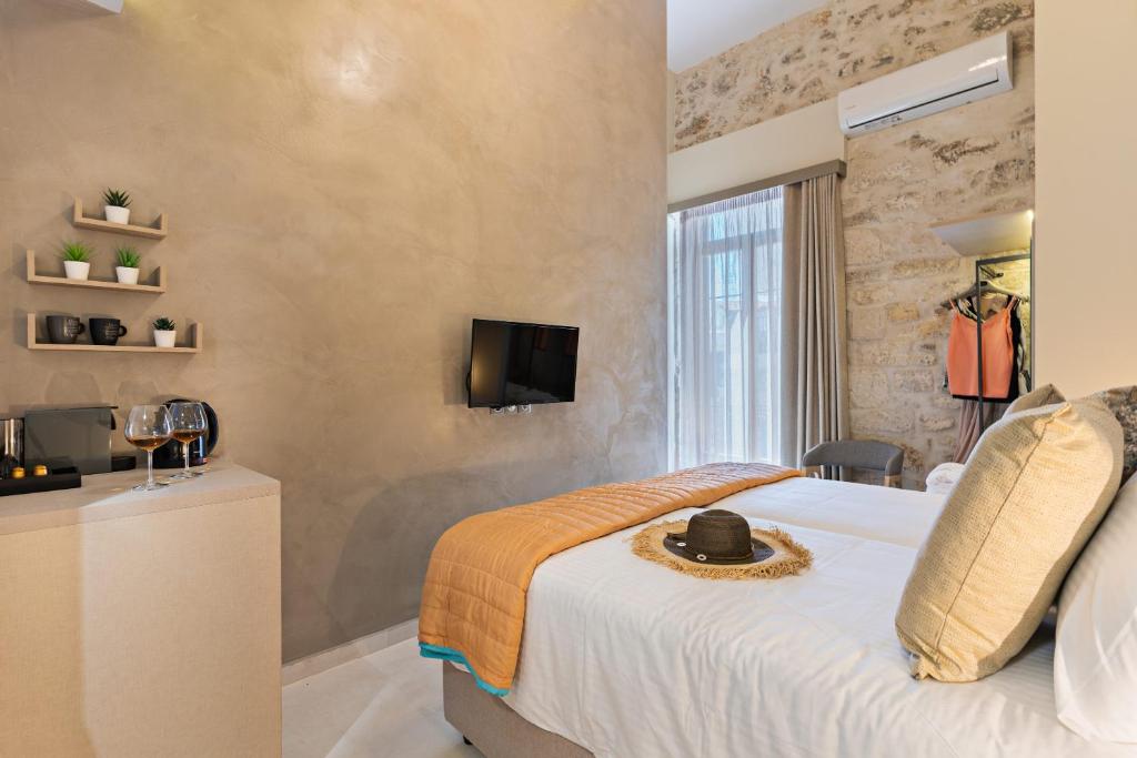Двухместный (Двухместный номер Делюкс с 1 кроватью или 2 отдельными кроватями, вид на город) отеля MITOS SUITES, Ретимно, Крит