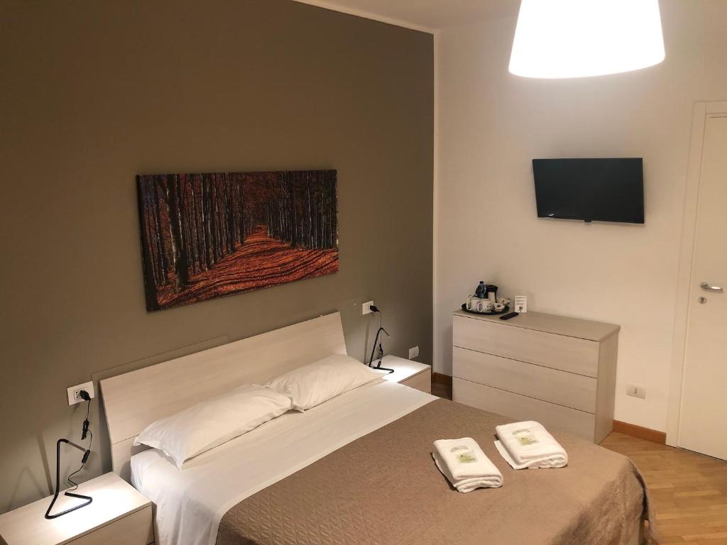 Двухместный (Большой двухместный номер с 1 кроватью и общей ванной комнатой) гостевого дома Guest House Brianza Room, Милан