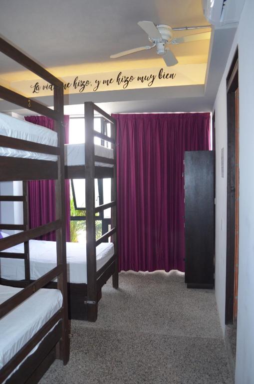 Номер (Single Bed in 6-Bed Dormitory Room - La Doña) хостела Los Muertos Hostal, Пуэрто-Вальярта