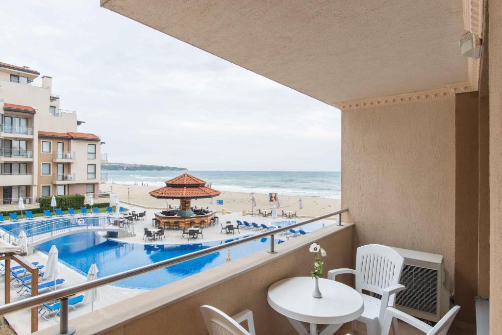 Апартаменты (Апартаменты с 1 спальней и видом на бассейн (для 3 взрослых)) апарт-отеля Obzor Beach Resort, Обзор
