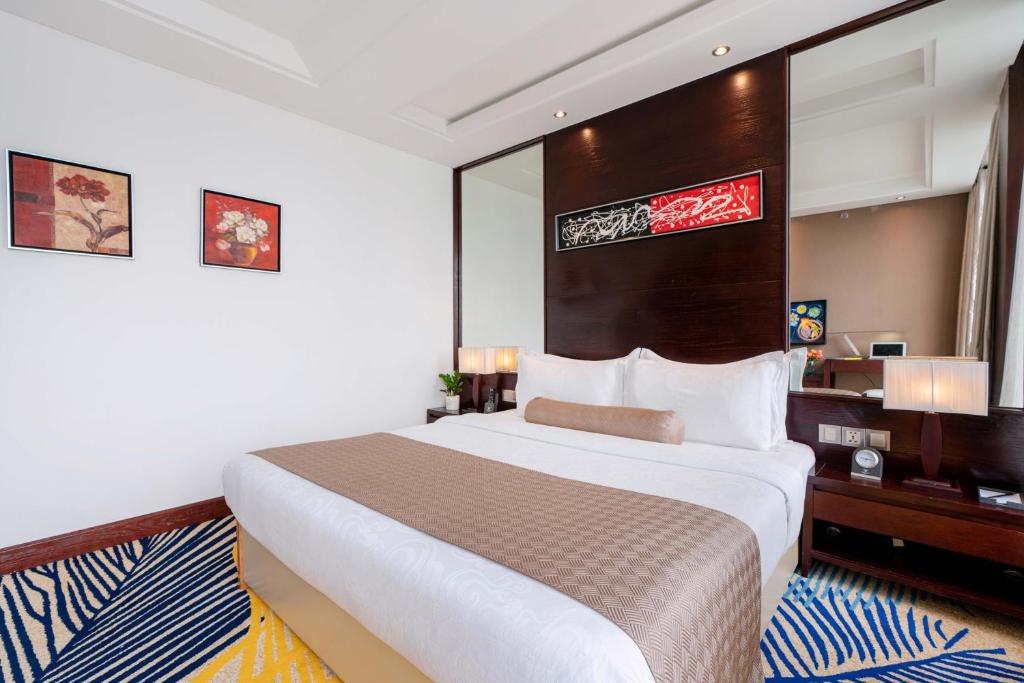Двухместный (Улучшенный двухместный номер с 1 кроватью, вид на реку) отеля Brilliant Hotel, Дананг