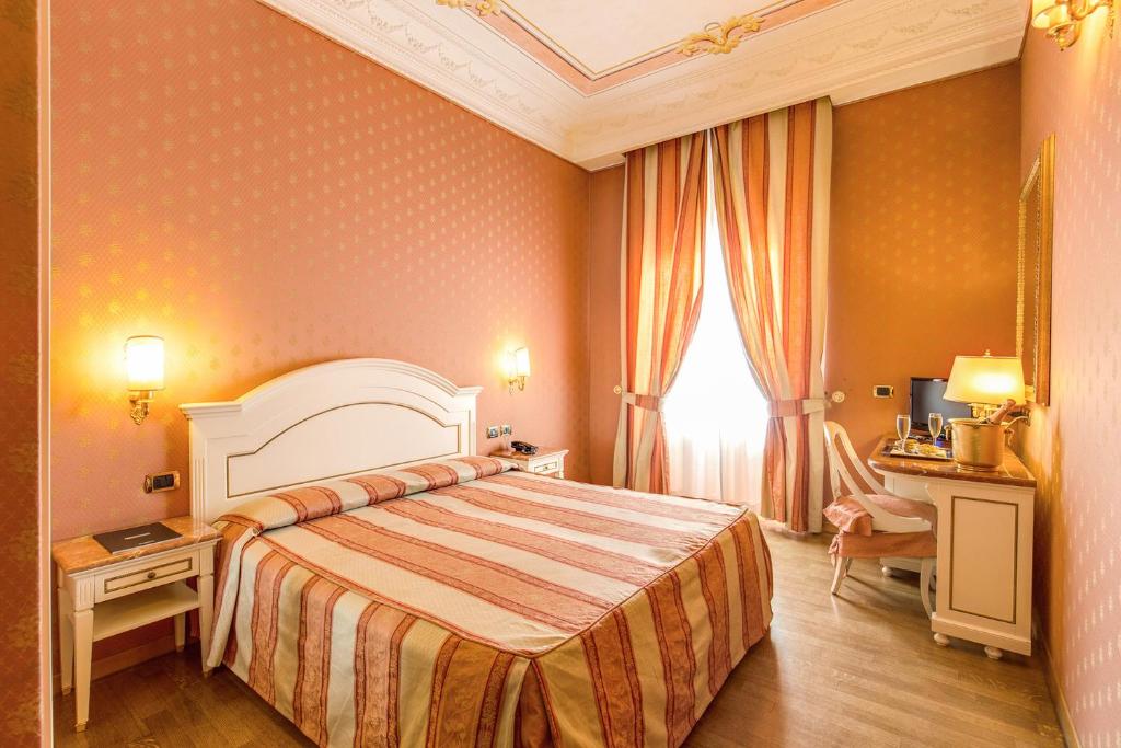 Двухместный (Улучшенный двухместный номер с 1 кроватью или 2 отдельными кроватями) отеля Hotel La Lumiere Di Piazza Di Spagna, Рим
