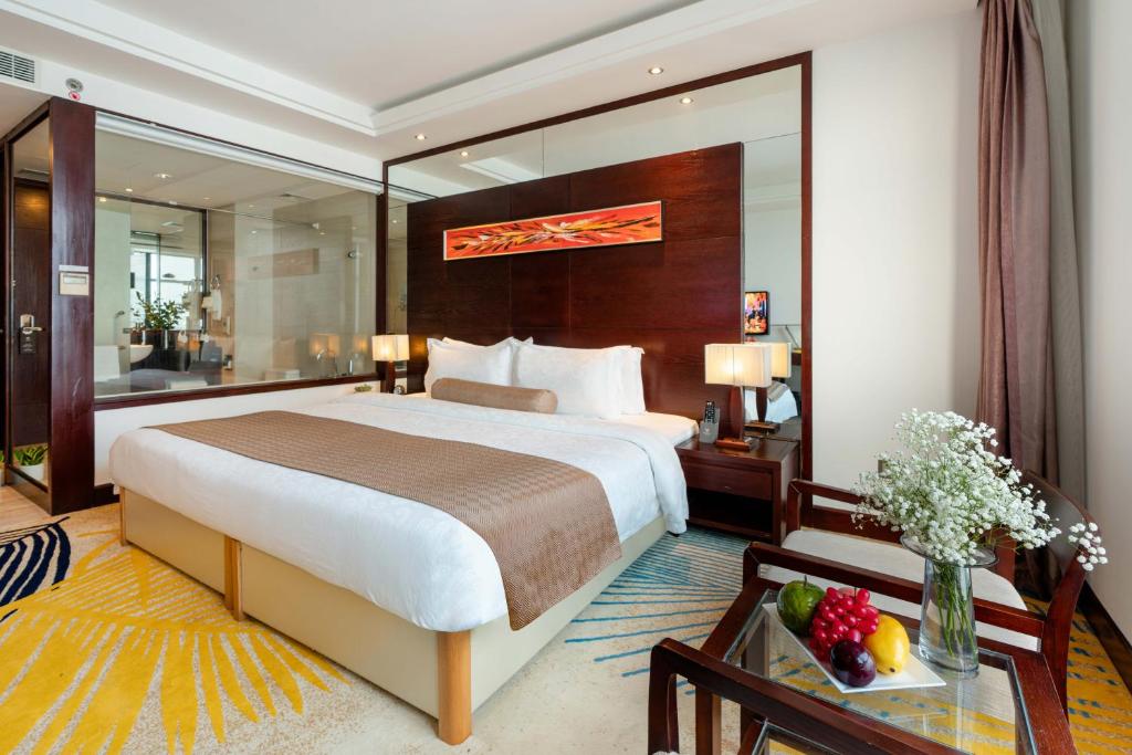 Двухместный (Двухместный номер Делюкс с 1 кроватью и видом на реку) отеля Brilliant Hotel, Дананг