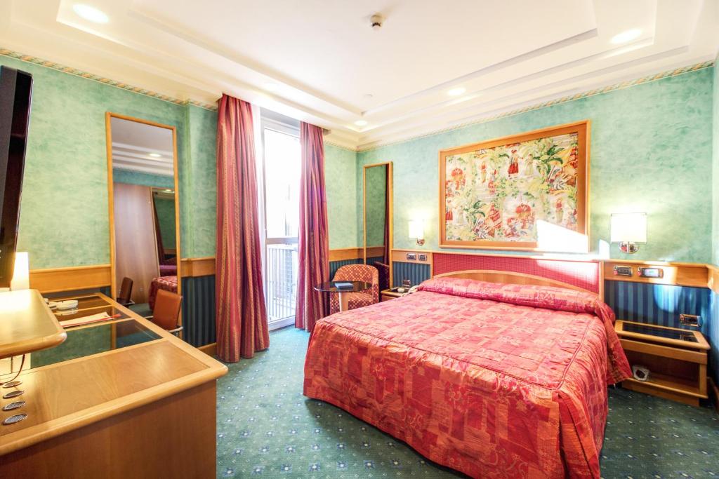 Двухместный (Улучшенный двухместный номер с 1 кроватью) отеля Brunelleschi Hotel, Милан