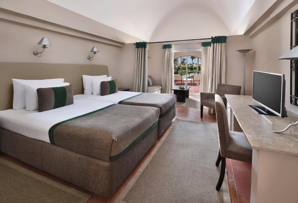 Двухместный (Улучшенный семейный двухместный номер с 2 отдельными кроватями) курортного отеля Jaz Makadina, Хургада