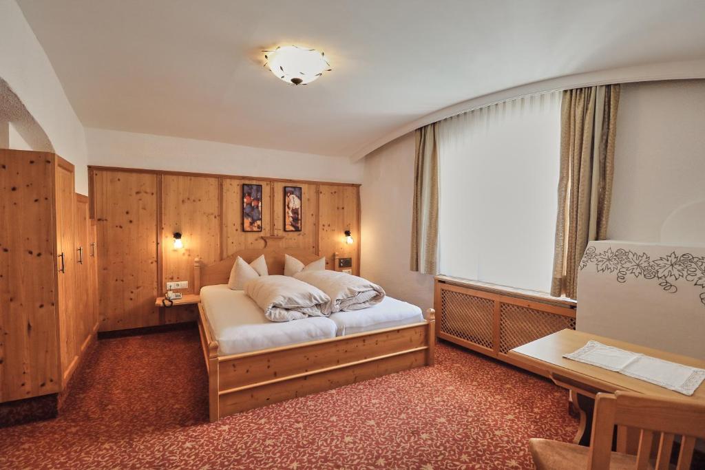 Двухместный (Стандартный двухместный номер с 1 кроватью) отеля Hotel & Garni Traube, Наудерс