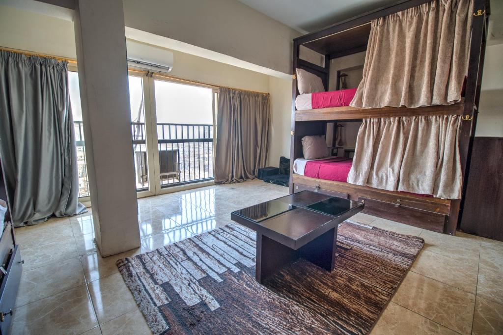 Номер (Bed in 6-Bed Dormitory Room (Non Egyptian- Non Arab)) хостела Isis Hostel 1, Каир