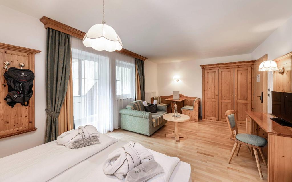 Двухместный (Стандартный двухместный номер с 1 кроватью) отеля Hotel Alpenheim, Ортизеи