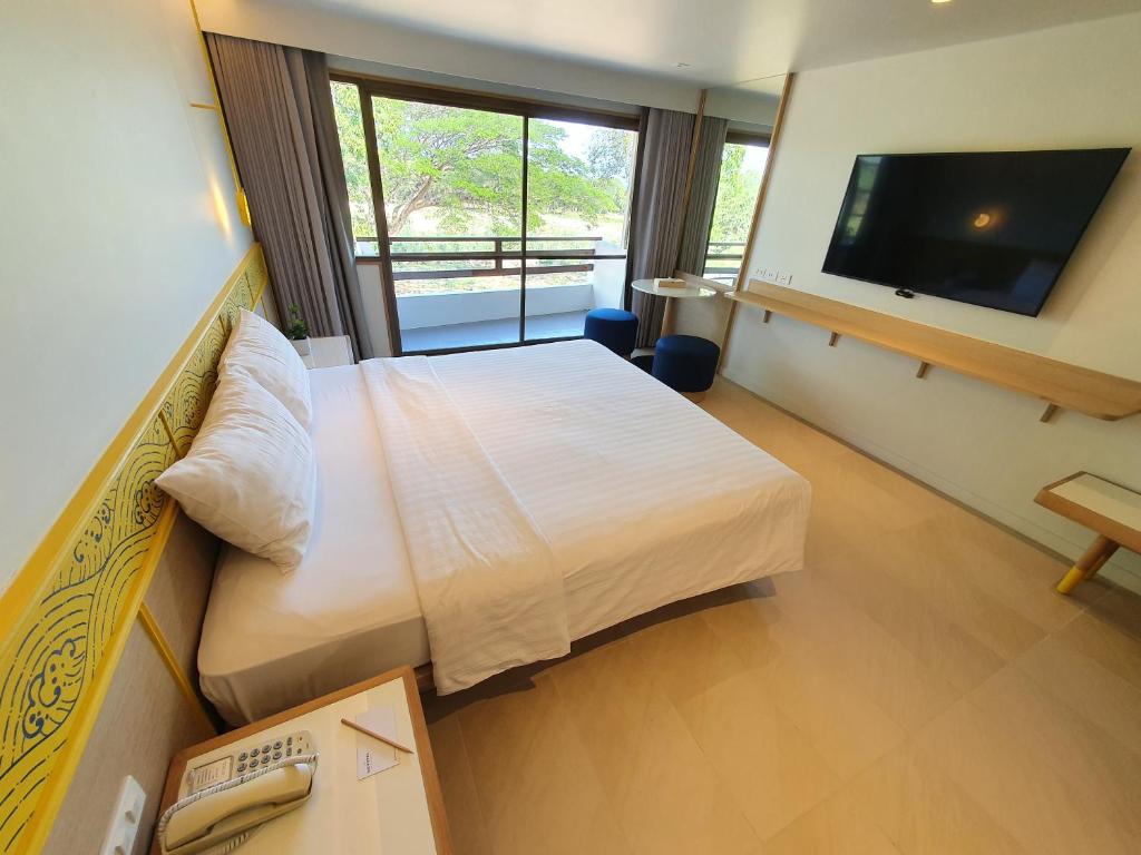 Двухместный (Улучшенный номер с кроватью размера «king-size» и видом на сад) отеля Novotel Rim Pae Rayong, Районг