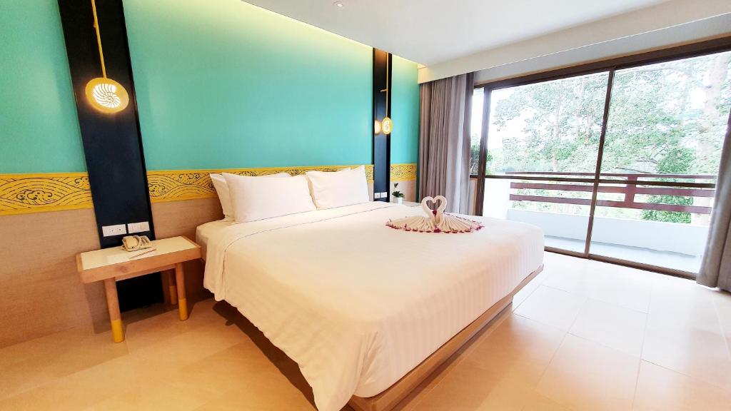 Двухместный (Superior King Suite with Living Room and Sea View) отеля Novotel Rim Pae Rayong, Районг