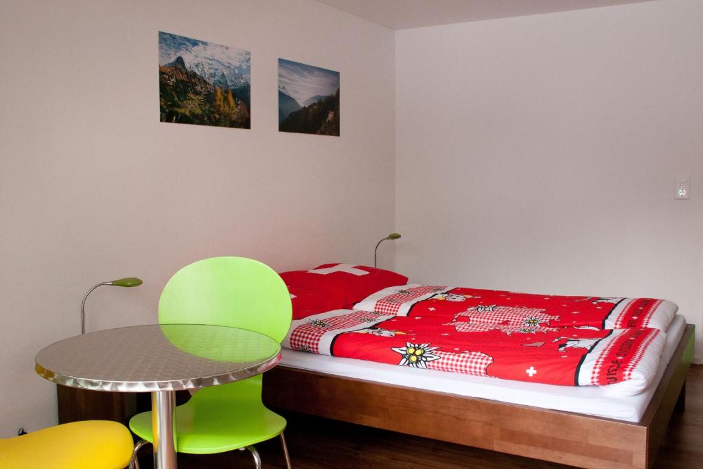 Двухместный (Двухместный номер с 1 кроватью и общей ванной комнатой) хостела Valley Hostel, Лаутербруннен