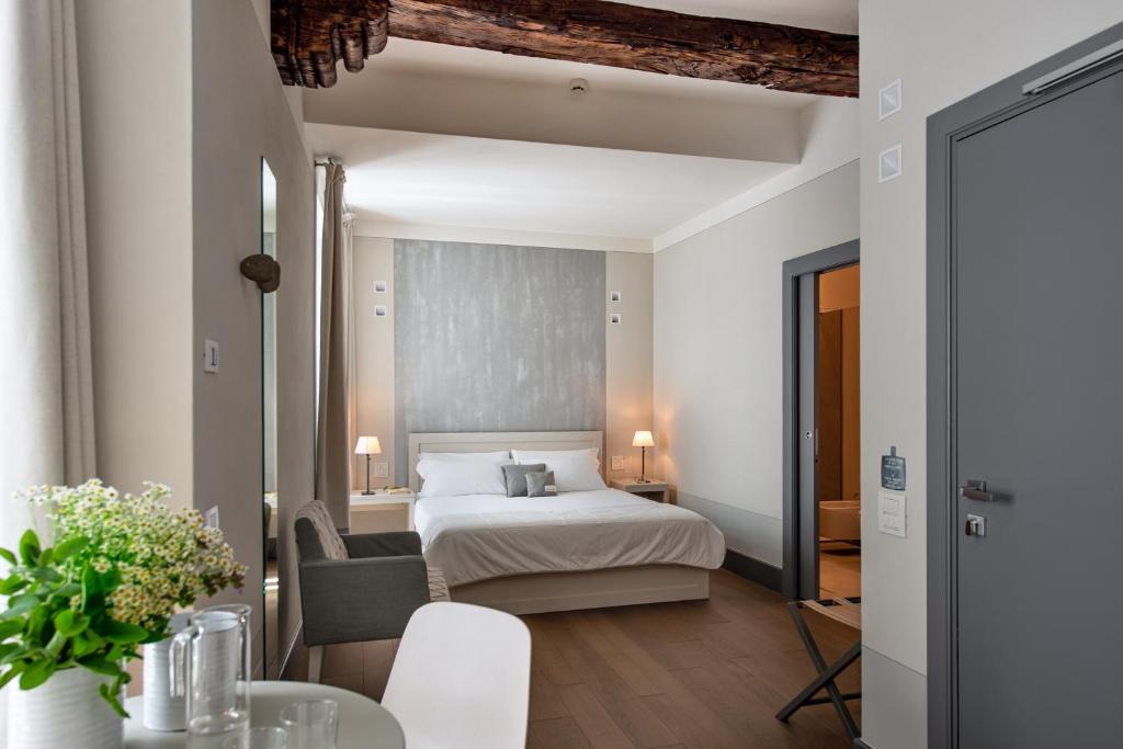 Двухместный (Улучшенный двухместный номер с 1 кроватью) отеля GombitHotel, Бергамо