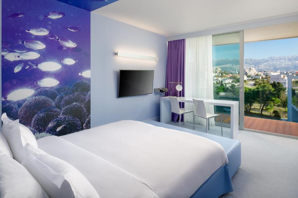 Двухместный (Улучшенный номер с видом на город и балконом) отеля Radisson Blu Resort, Split, Сплит