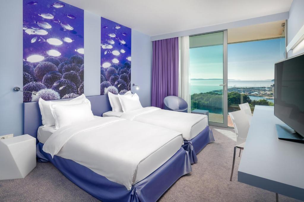 Двухместный (Улучшенный номер с балконом и видом на море) отеля Radisson Blu Resort, Split, Сплит