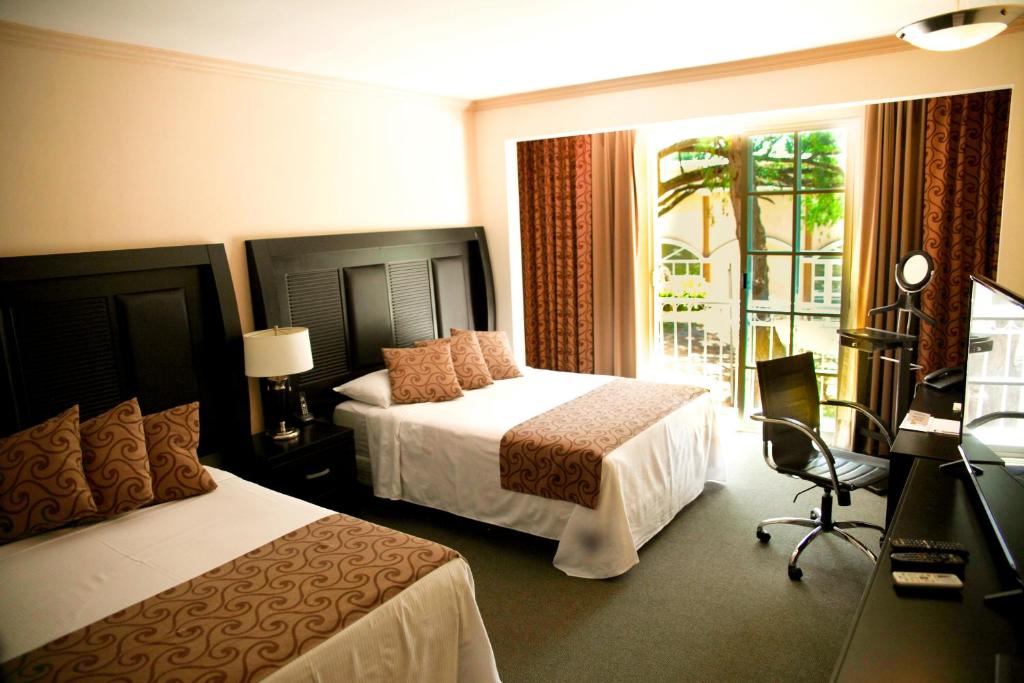 Двухместный (Двухместный номер Делюкс с 2 двуспальными кроватями) апарт-отеля Hotel Real del Bosque Golf and Spa, Тула-дель-Алленде