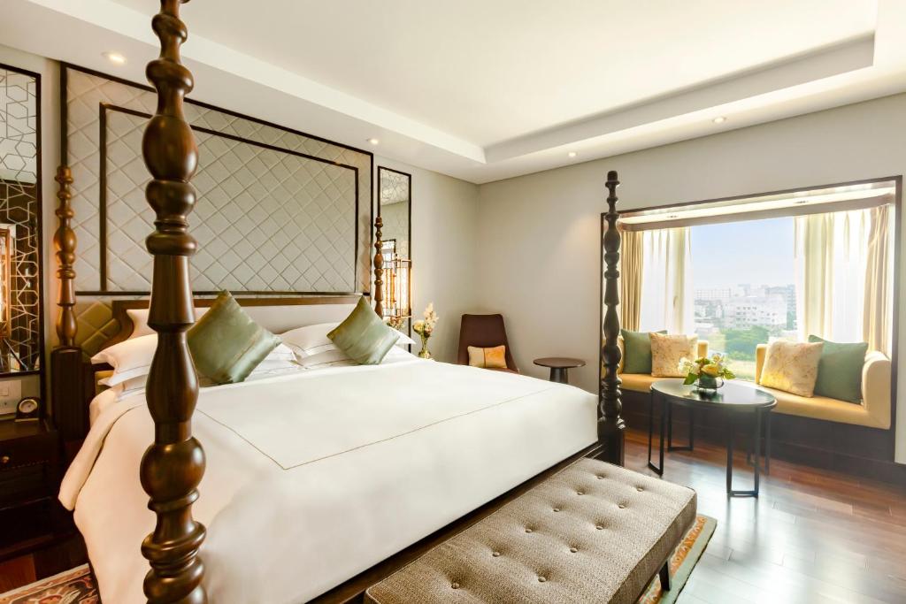 Сьюит (Grande Luxury Suite With Club Access & Airport Pickup) отеля Taj Coromandel, Ченнаи