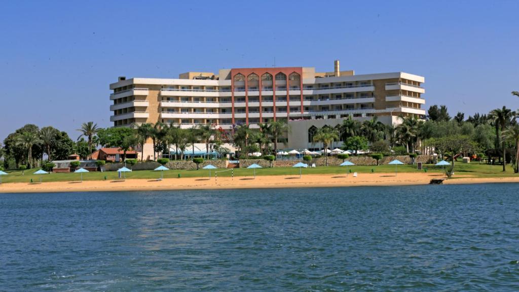 Двухместный (Привилегированный двухместный номер с 1 кроватью, балконом и видом на озеро) отеля Mercure Ismailia Forsan Island, Исмаилия