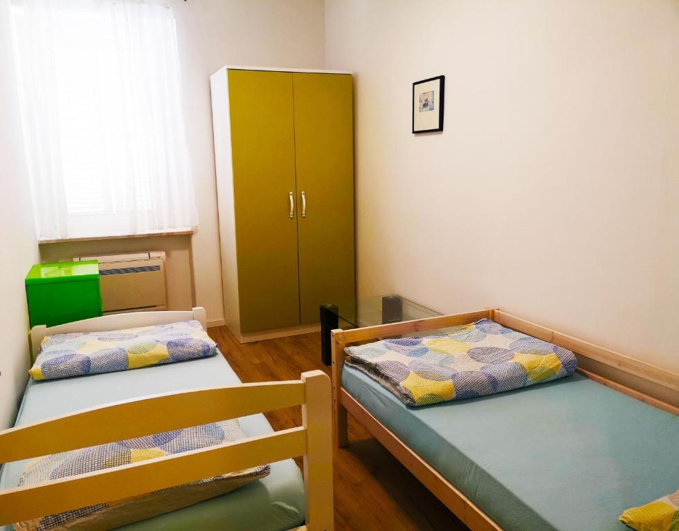 Двухместный (Стандартный двухместный номер с 2 отдельными кроватями и общей ванной комнатой) хостела CroParadise Green Hostel, Сплит