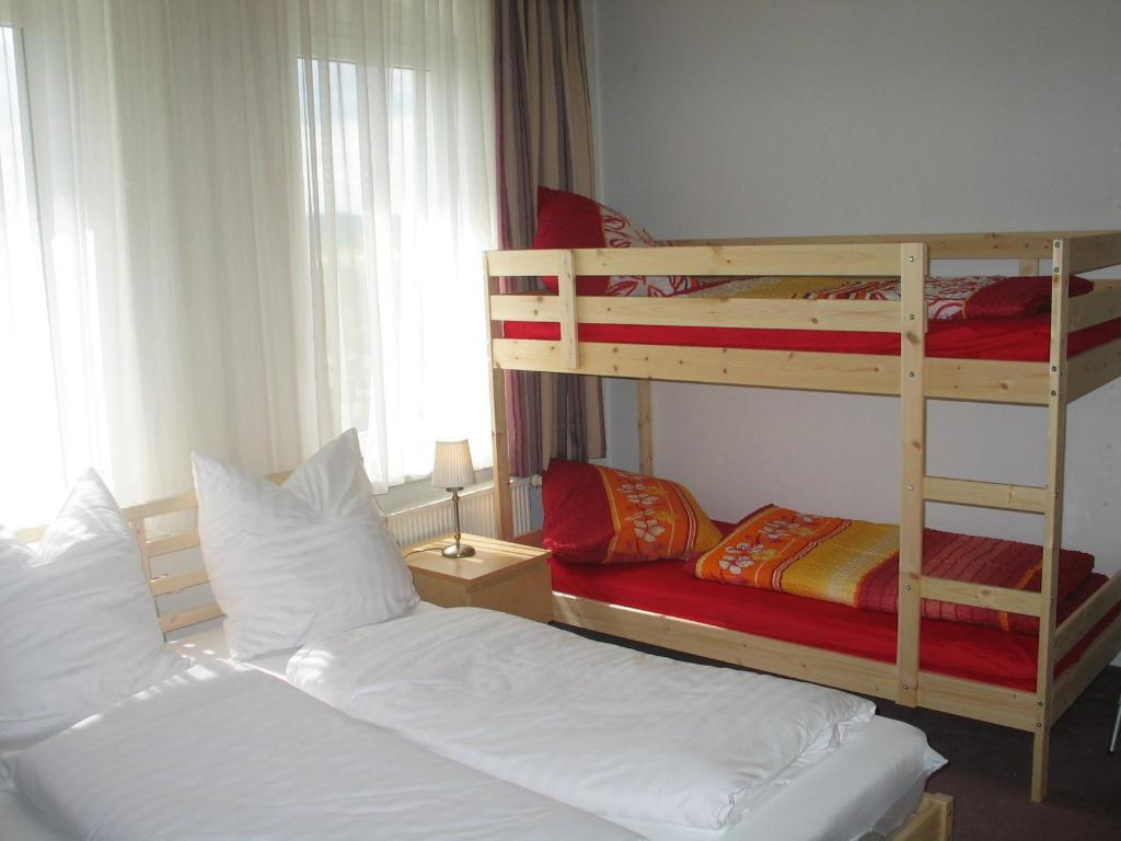 Семейный (Семейный номер с двухъярусной кроватью (2 взрослых + 2 детей).) гостевого дома Adler Hotel Dresden, Дрезден