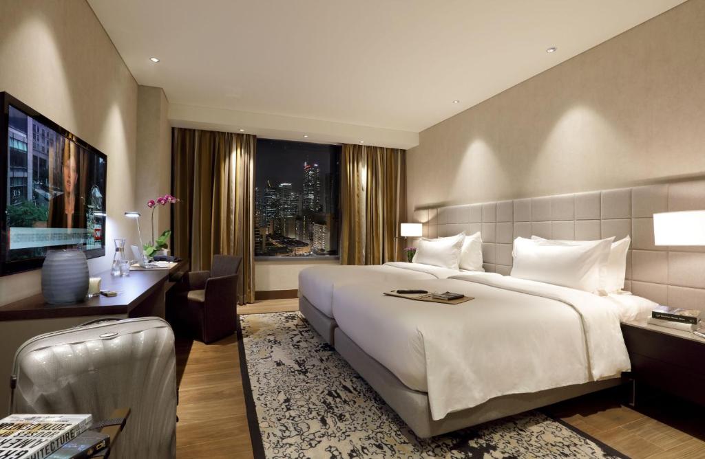 Двухместный (Улучшенный люкс с 1 спальней) апарт-отеля Makati Diamond Residences, Манила