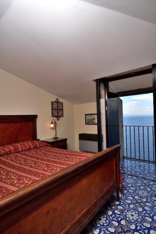 Двухместный (Улучшенный двухместный номер с 1 кроватью и видом на море) отеля Hotel La Tonnarella, Сорренто