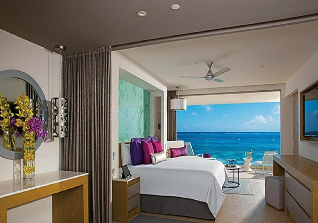 Сьюит (Клубный полулюкс Xhale с кроватью размера «king-size», рядом с океаном) курортного отеля Breathless Riviera Cancun Resort & Spa, Пуэрто-Морелос