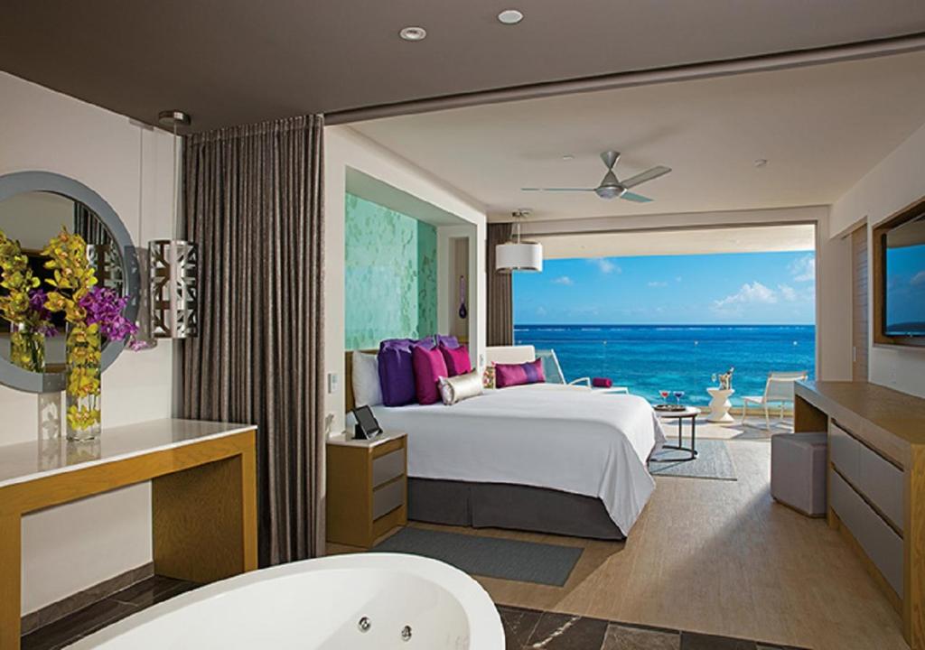 Сьюит (Номер Xhale Club Master с кроватью размера «king-size», рядом с океаном) курортного отеля Breathless Riviera Cancun Resort & Spa, Пуэрто-Морелос