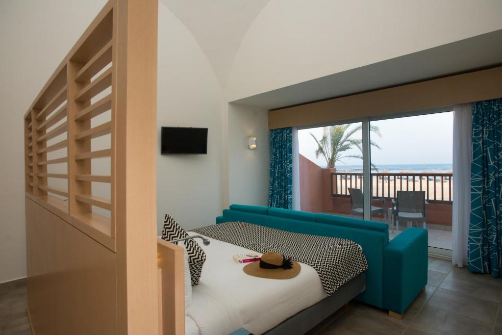 Сьюит (Суперлюкс с балконом — Рядом с морем) курортного отеля Novotel Marsa Alam, Кусейр