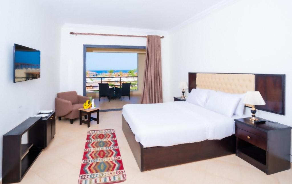 Двухместный (Двухместный номер с 1 кроватью или 2 отдельными кроватями и видом на море) курортного отеля New Eagles Aqua Park Resort, Хургада