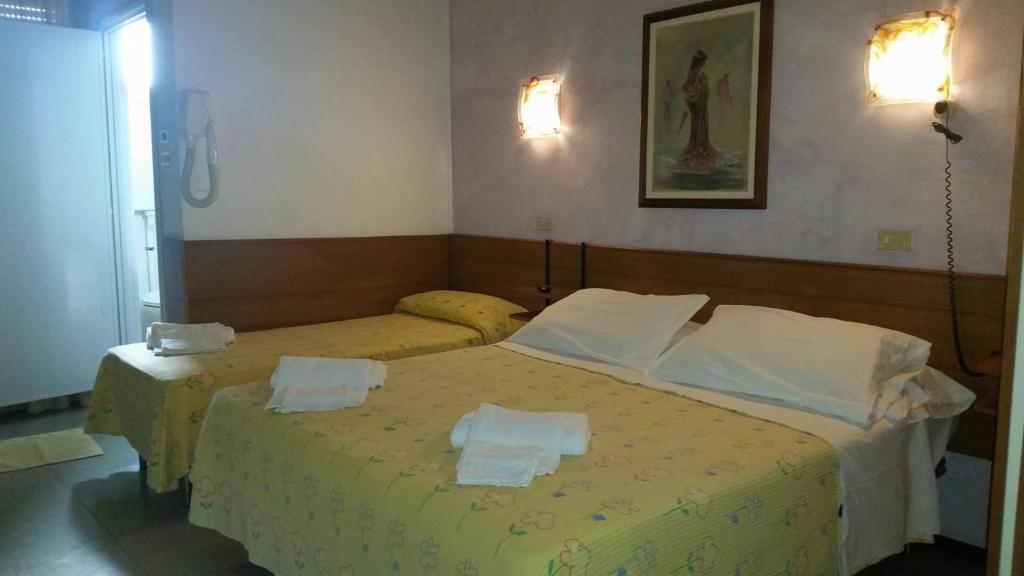 Трехместный (Трехместный номер с основными удобствами) отеля Hotel Pecci, Римини